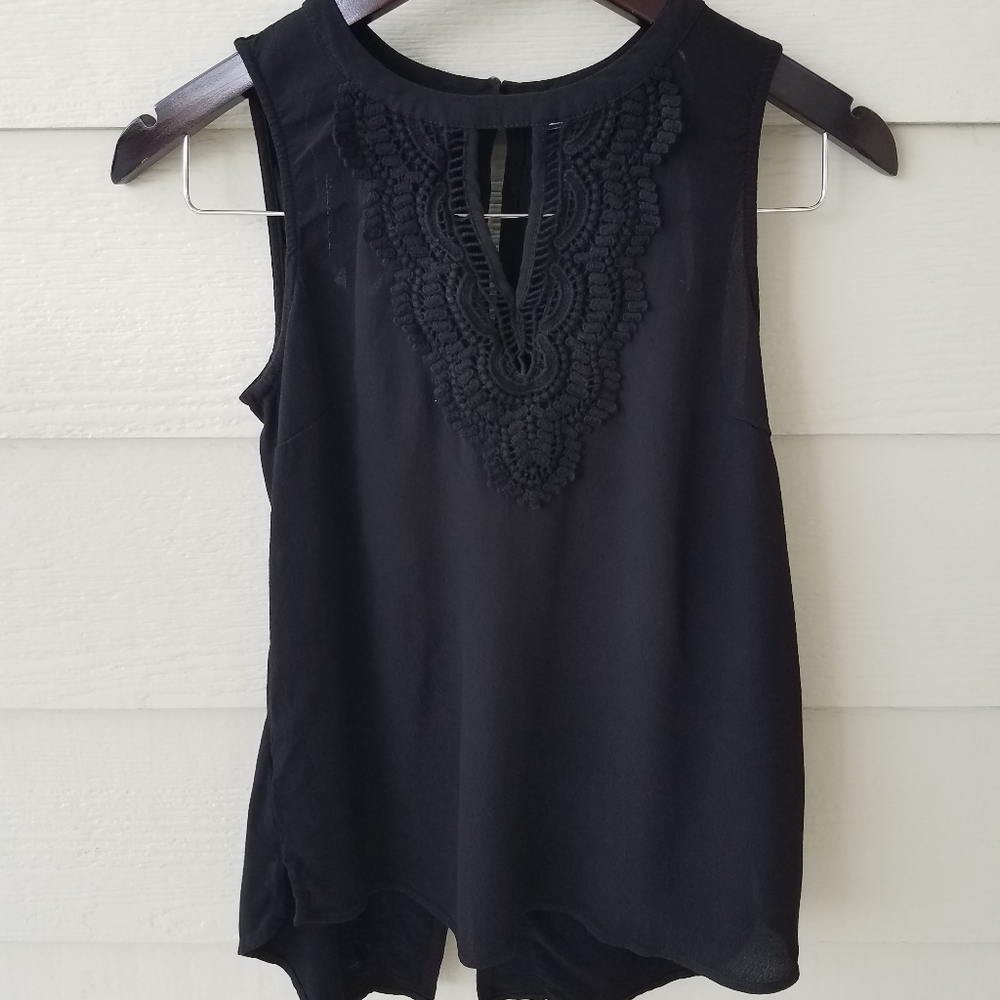 XSP Daniel Rainn/Pale Sky Quin Keyhole Crochet Top